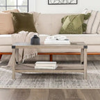 Table basse avec des touches de métal