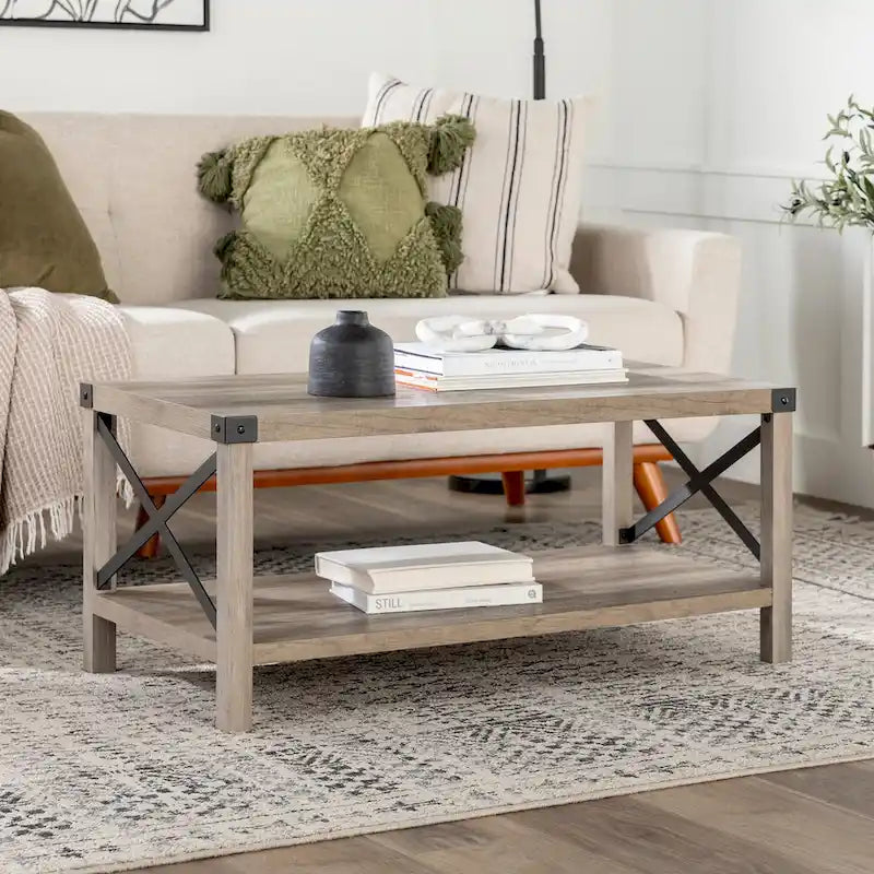 Table basse avec des touches de métal