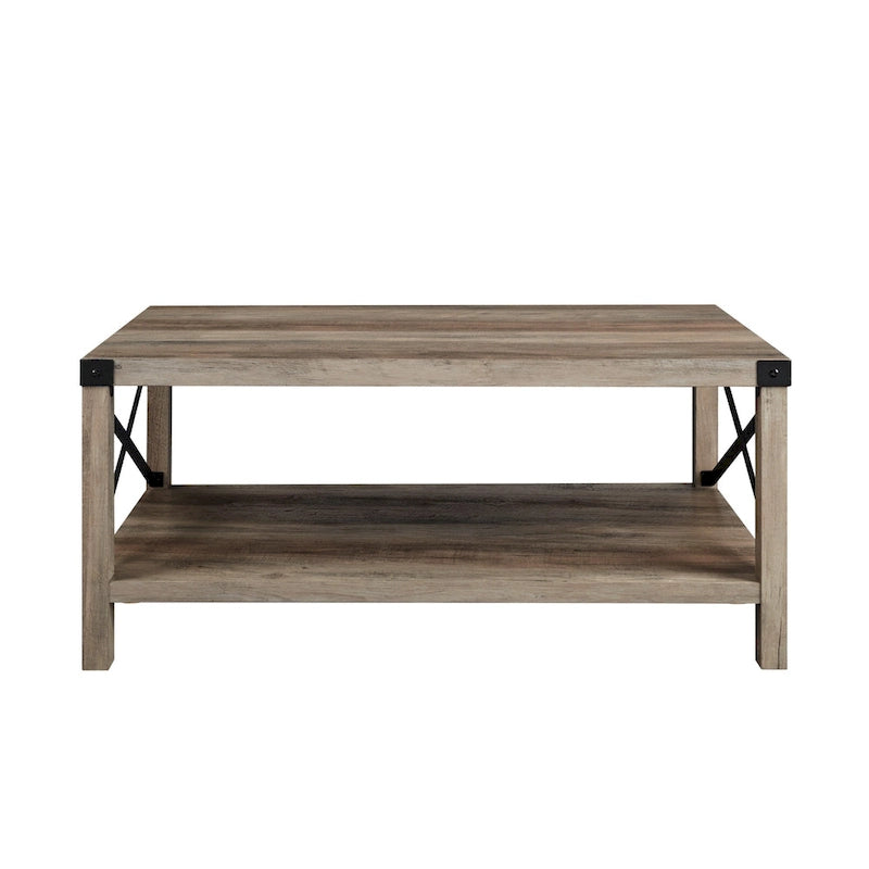 Table basse avec des touches de métal