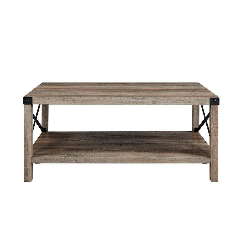 Table basse avec des touches de métal