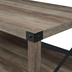 Table basse avec des touches de métal