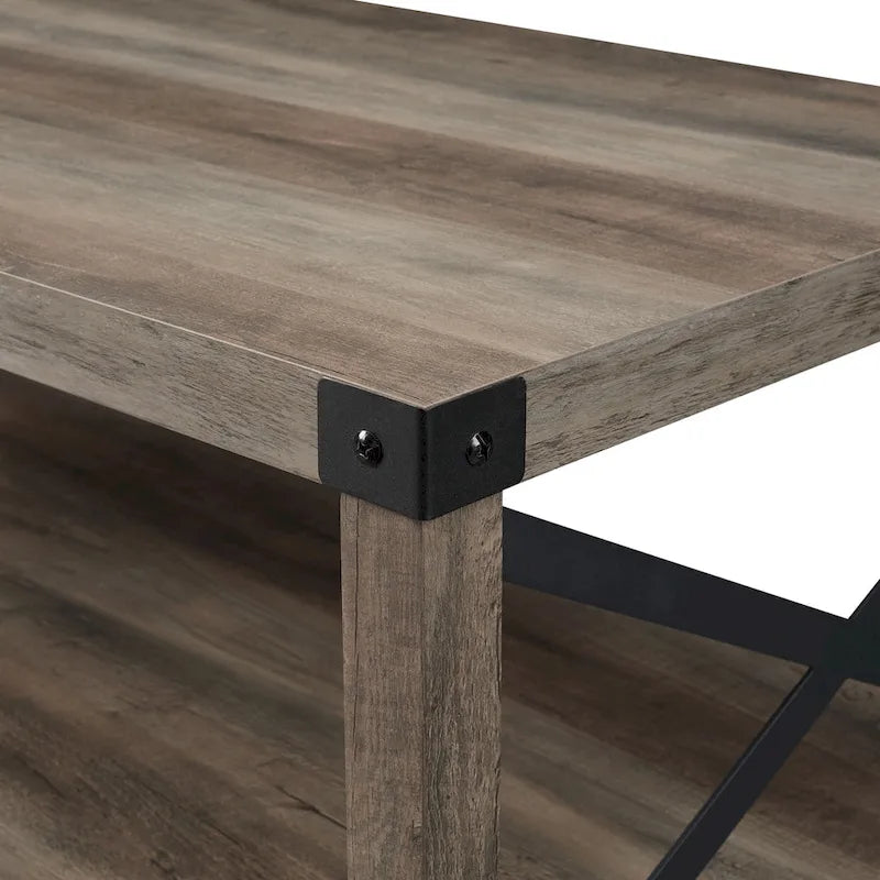 Table basse avec des touches de métal