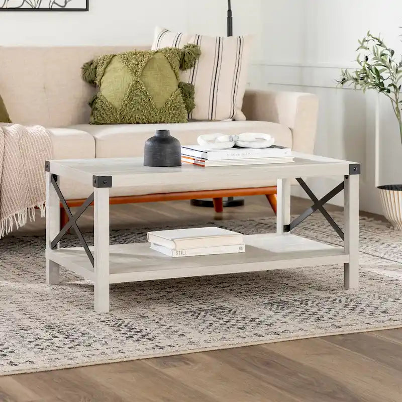Table basse avec des touches de métal