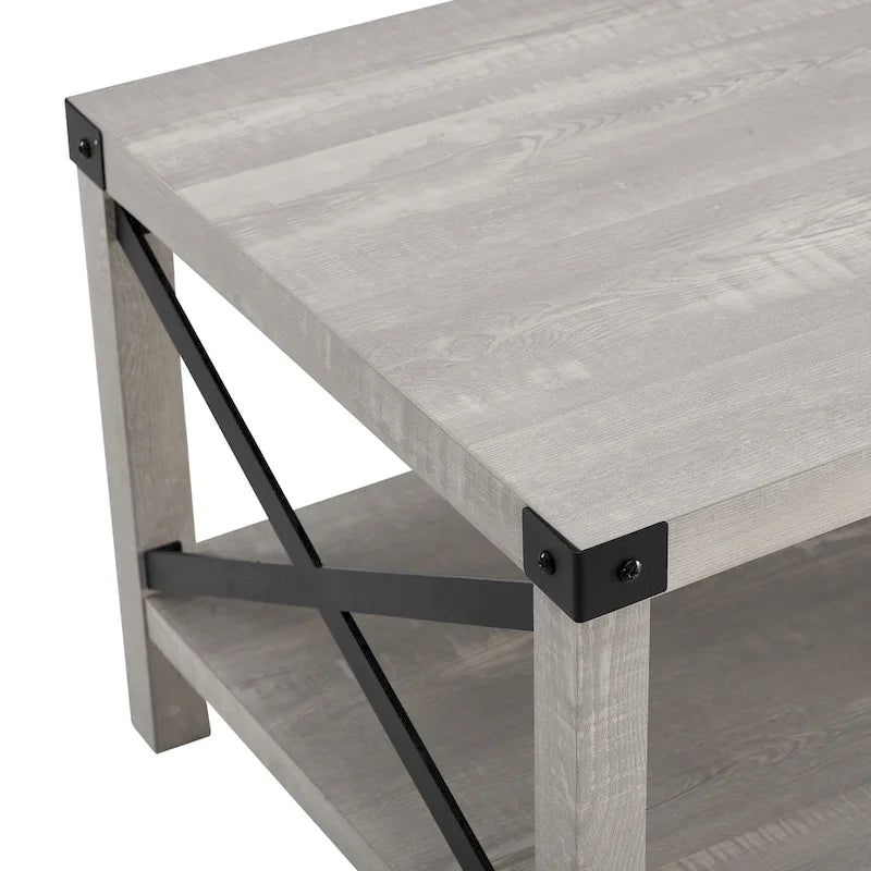 Table basse avec des touches de métal