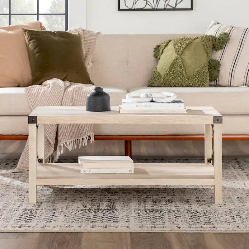 Table basse avec des touches de métal