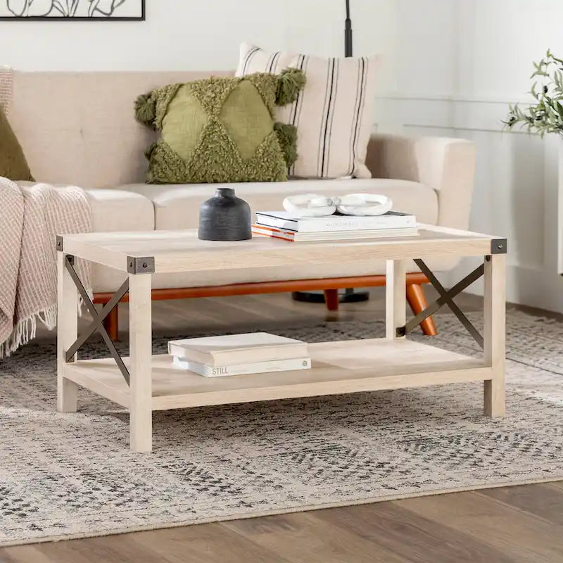 Table basse avec des touches de métal