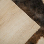 Table basse avec des touches de métal