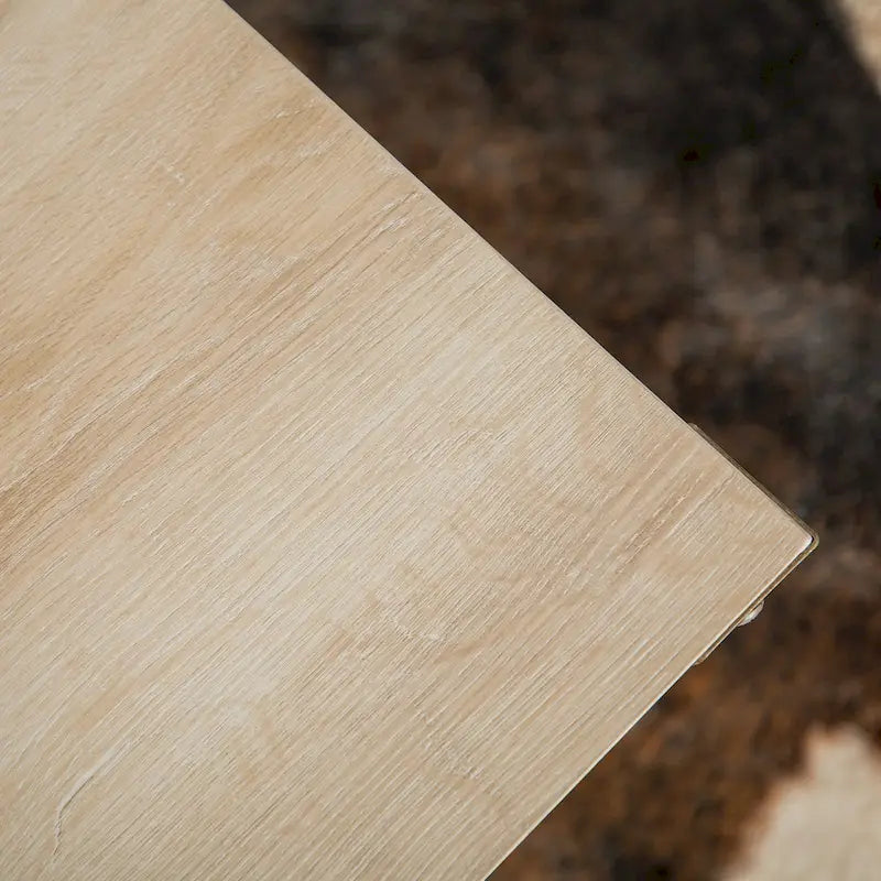 Table basse avec des touches de métal