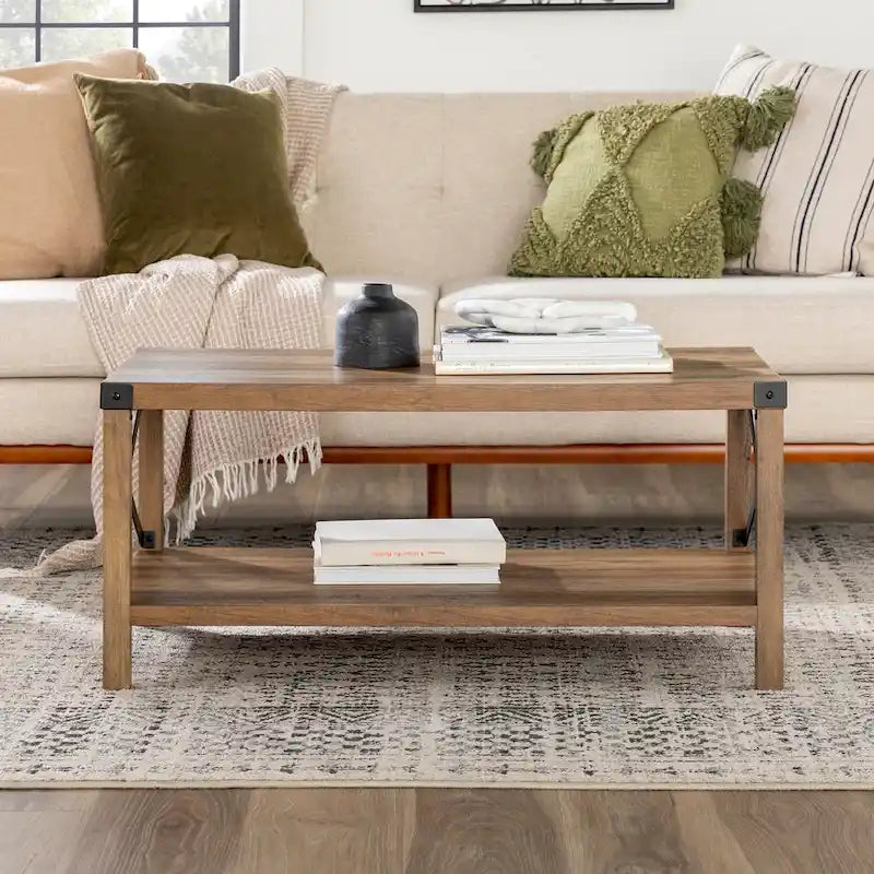 Table basse avec des touches de métal
