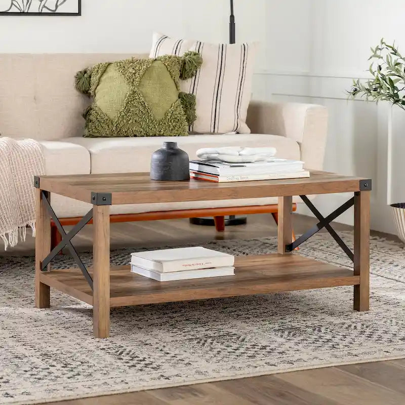 Table basse avec des touches de métal