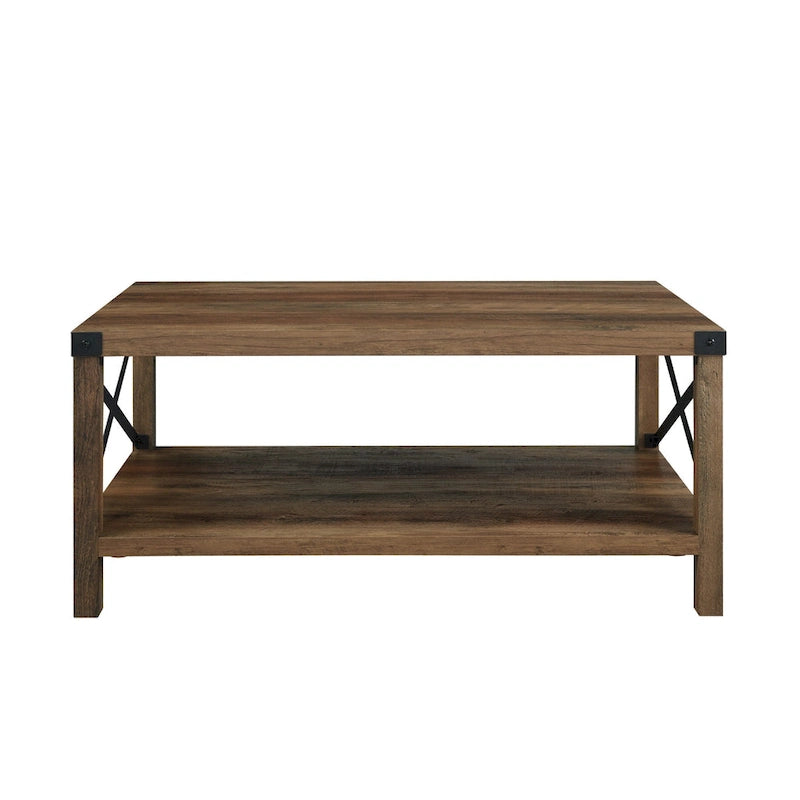 Table basse avec des touches de métal