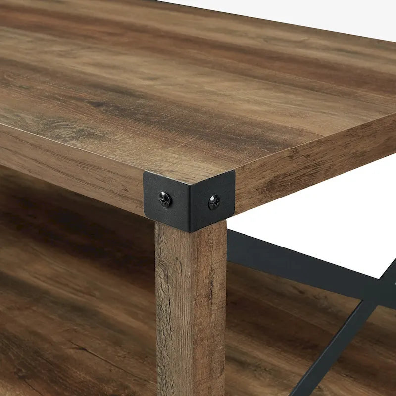 Table basse avec des touches de métal