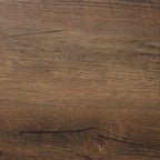 Table basse avec des touches de métal