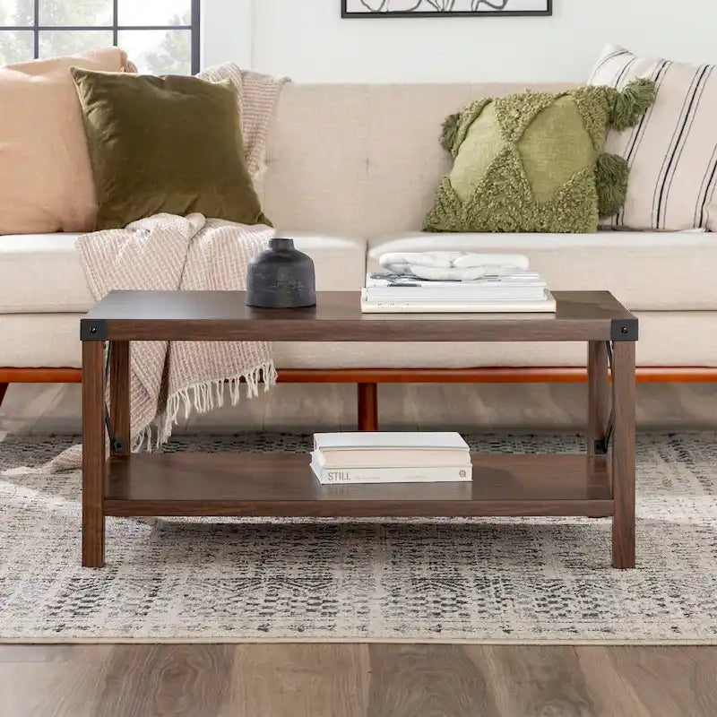 Table basse avec des touches de métal