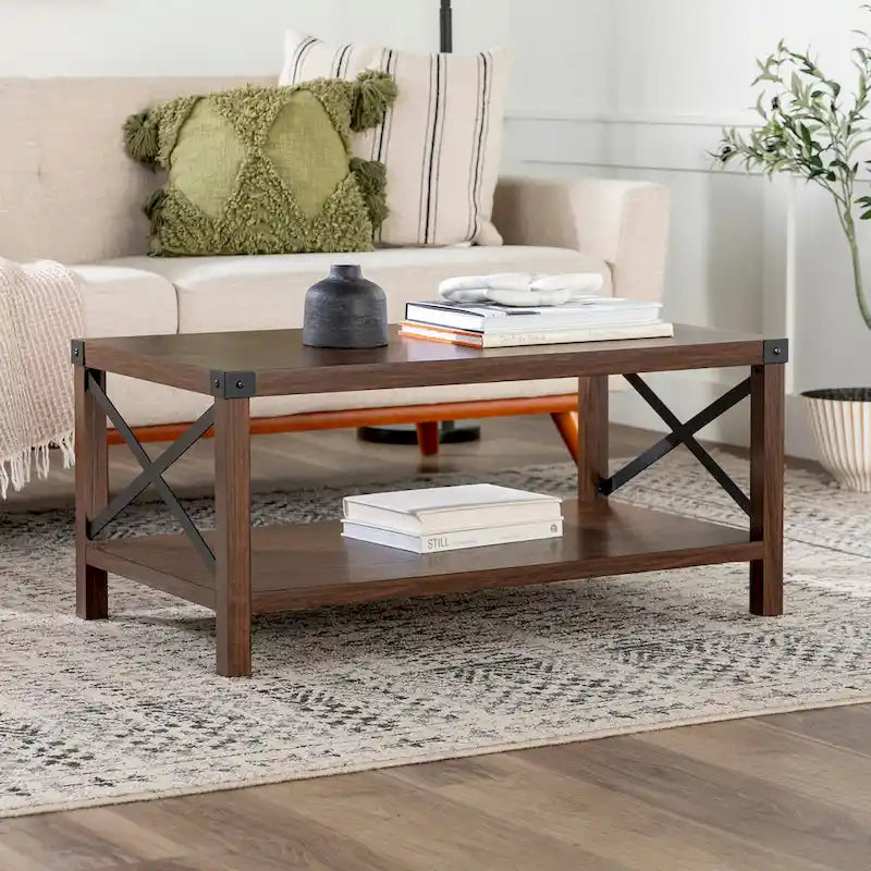Table basse avec des touches de métal