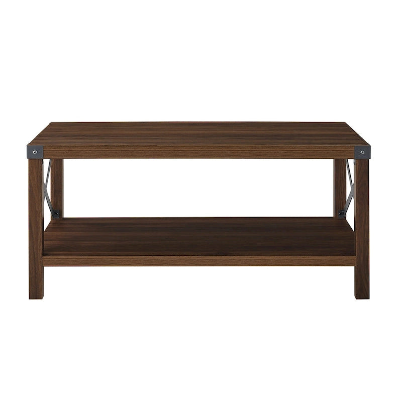 Table basse avec des touches de métal
