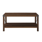 Table basse avec des touches de métal