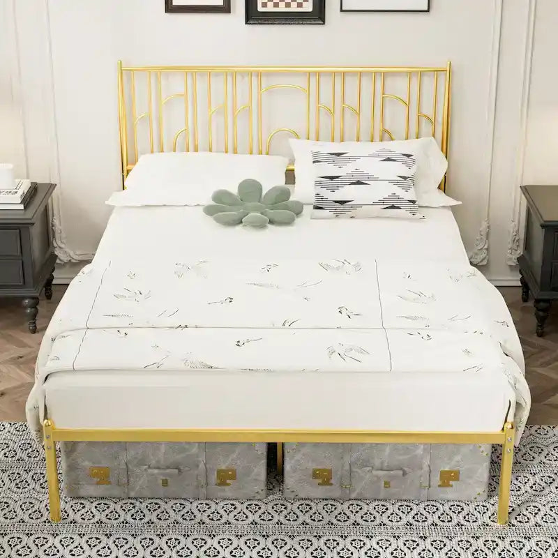 Lit plateforme grand format avec montants décoratifs à embouts et rangement sous le lit, aucun sommier tapissier requis