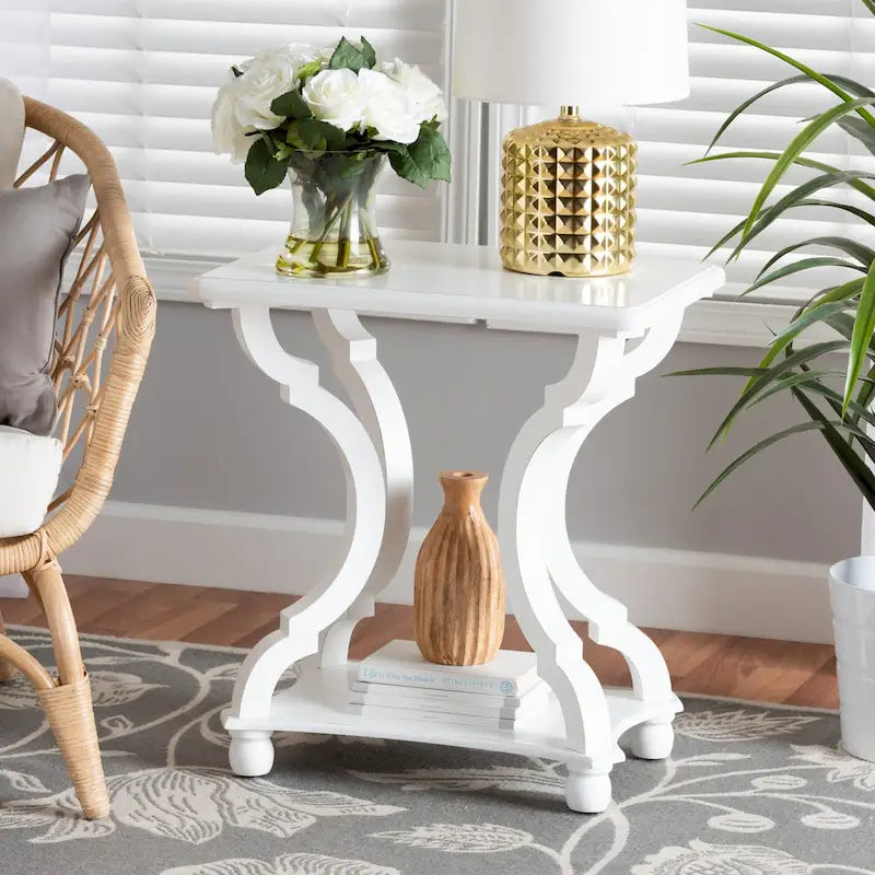 Table d'appoint en bois classique et traditionnelle