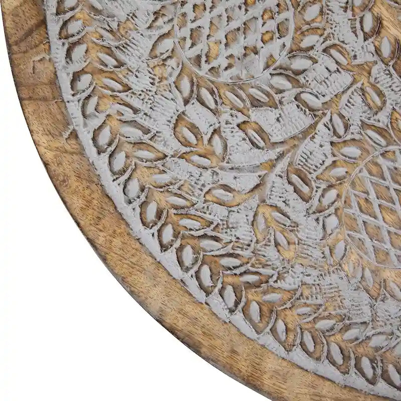 21 Table d'appoint ronde à trois pieds en bois gravé gris antique