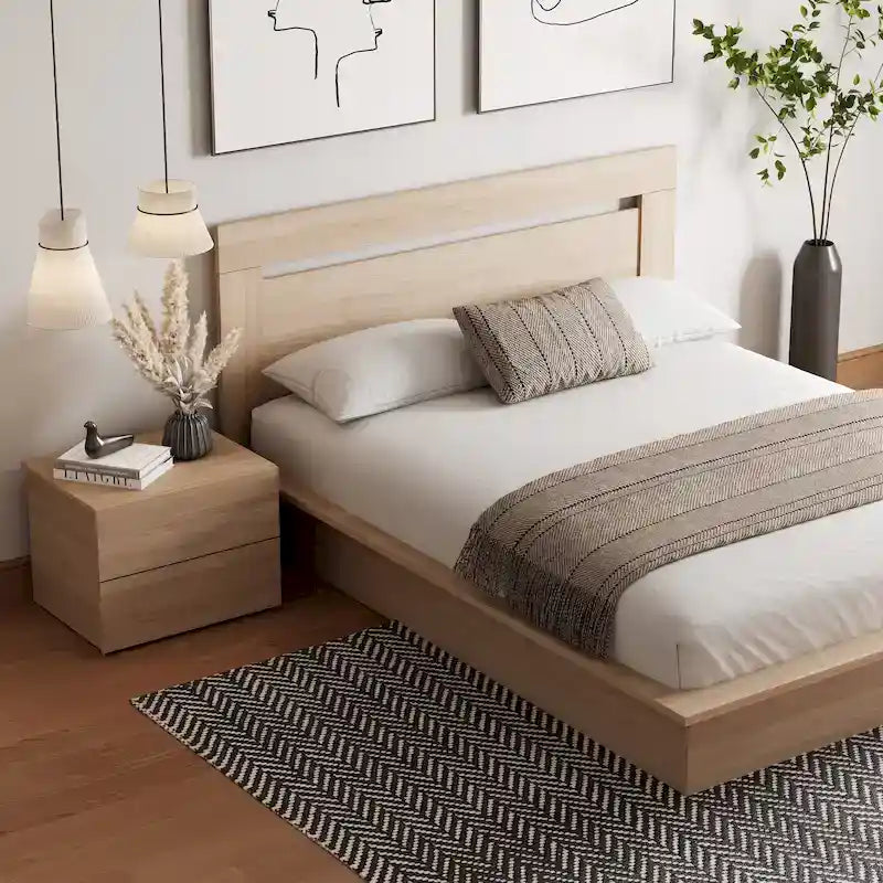 Chambre à coucher avec lit, tête de lit et table de chevet