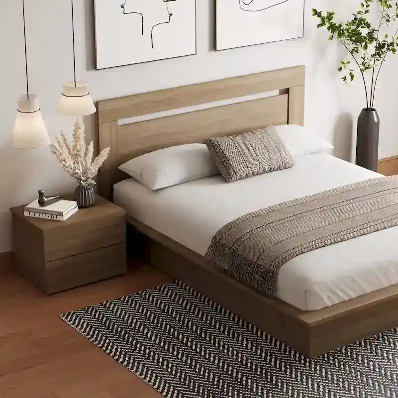 Chambre à coucher avec lit, tête de lit et table de chevet