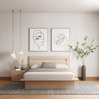 Chambre à coucher avec lit, tête de lit et table de chevet