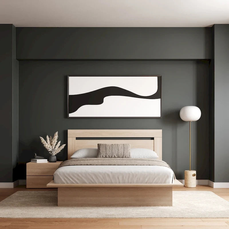 Chambre à coucher avec lit, tête de lit et table de chevet
