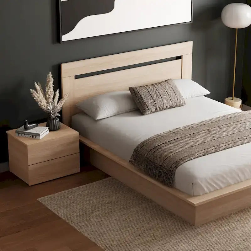 Chambre à coucher avec lit, tête de lit et table de chevet