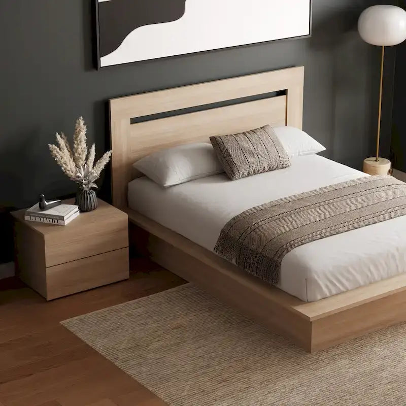 Chambre à coucher avec lit, tête de lit et table de chevet