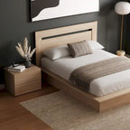 Chambre à coucher avec lit, tête de lit et table de chevet