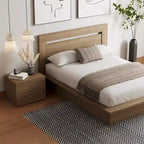 Chambre à coucher avec lit, tête de lit et table de chevet