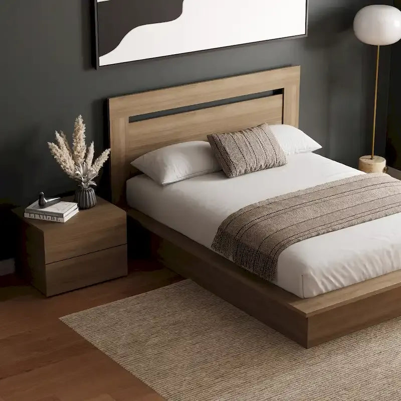 Chambre à coucher avec lit, tête de lit et table de chevet