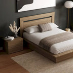 Chambre à coucher avec lit, tête de lit et table de chevet