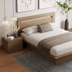 Chambre à coucher avec lit, tête de lit et table de chevet