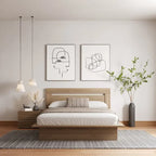 Chambre à coucher avec lit, tête de lit et table de chevet