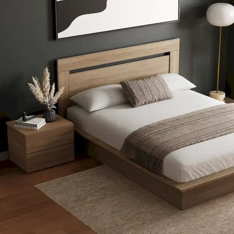 Chambre à coucher avec lit, tête de lit et table de chevet