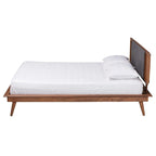 Lit plateforme moderne du milieu du siècle en tissu gris foncé et bois de noyer.