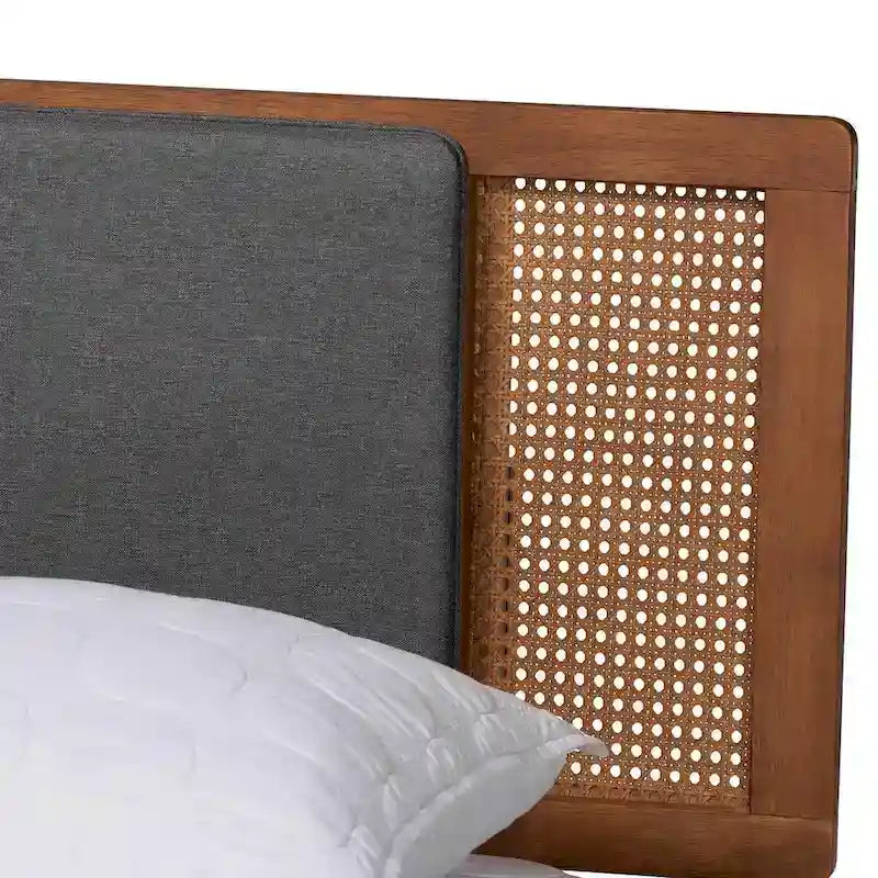 Lit plateforme moderne du milieu du siècle en tissu gris foncé et bois de noyer.