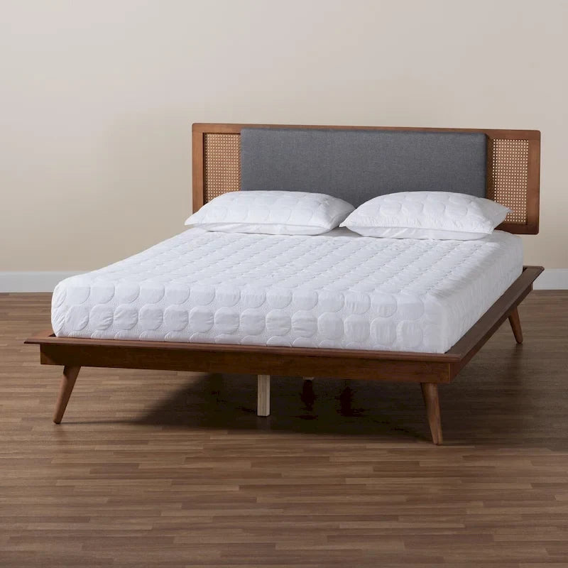Lit plateforme moderne du milieu du siècle en tissu gris foncé et bois de noyer.