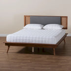 Lit plateforme moderne du milieu du siècle en tissu gris foncé et bois de noyer.